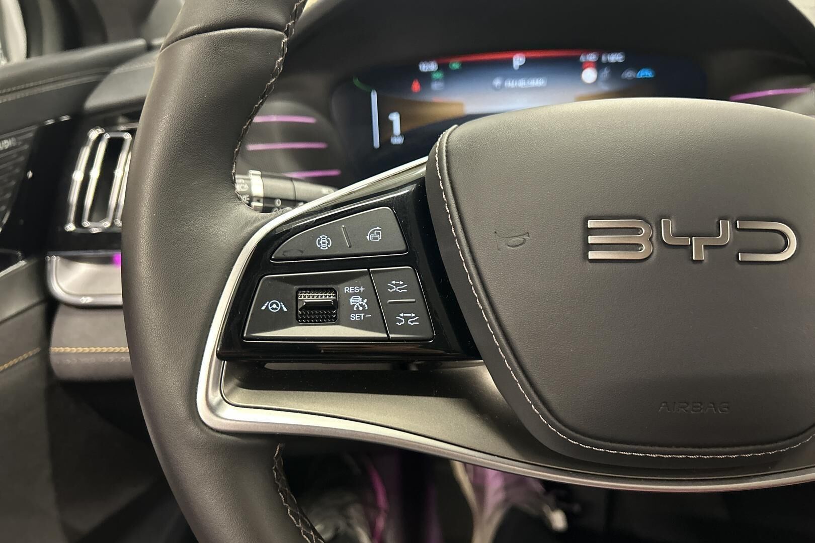 BYD TANG iso kuva 18