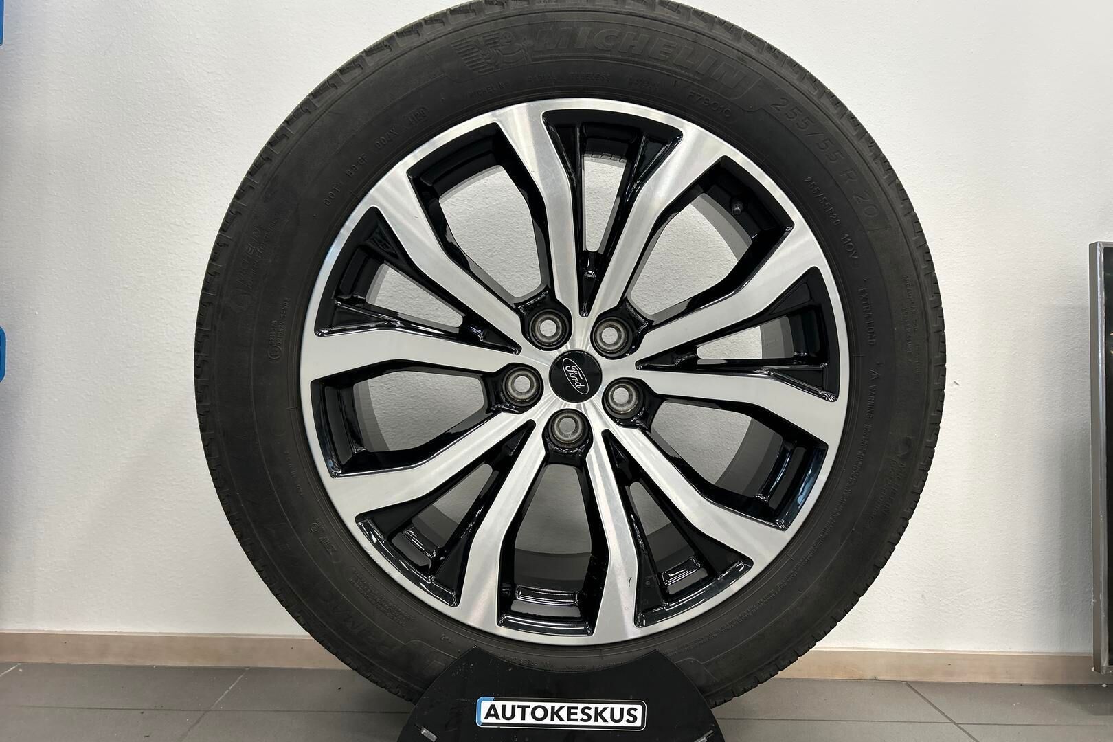 Ford Explorer iso kuva 14