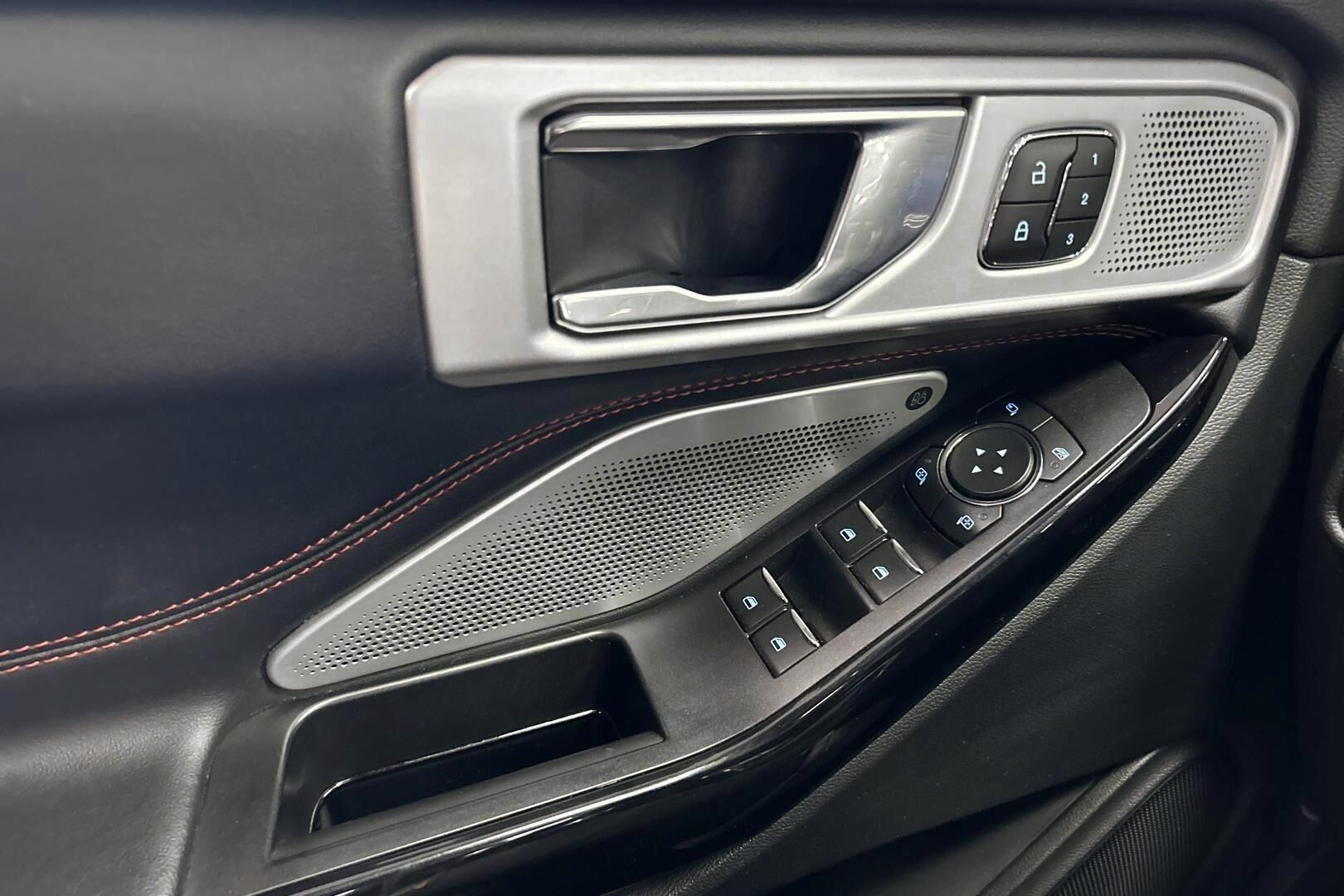 Ford Explorer iso kuva 25