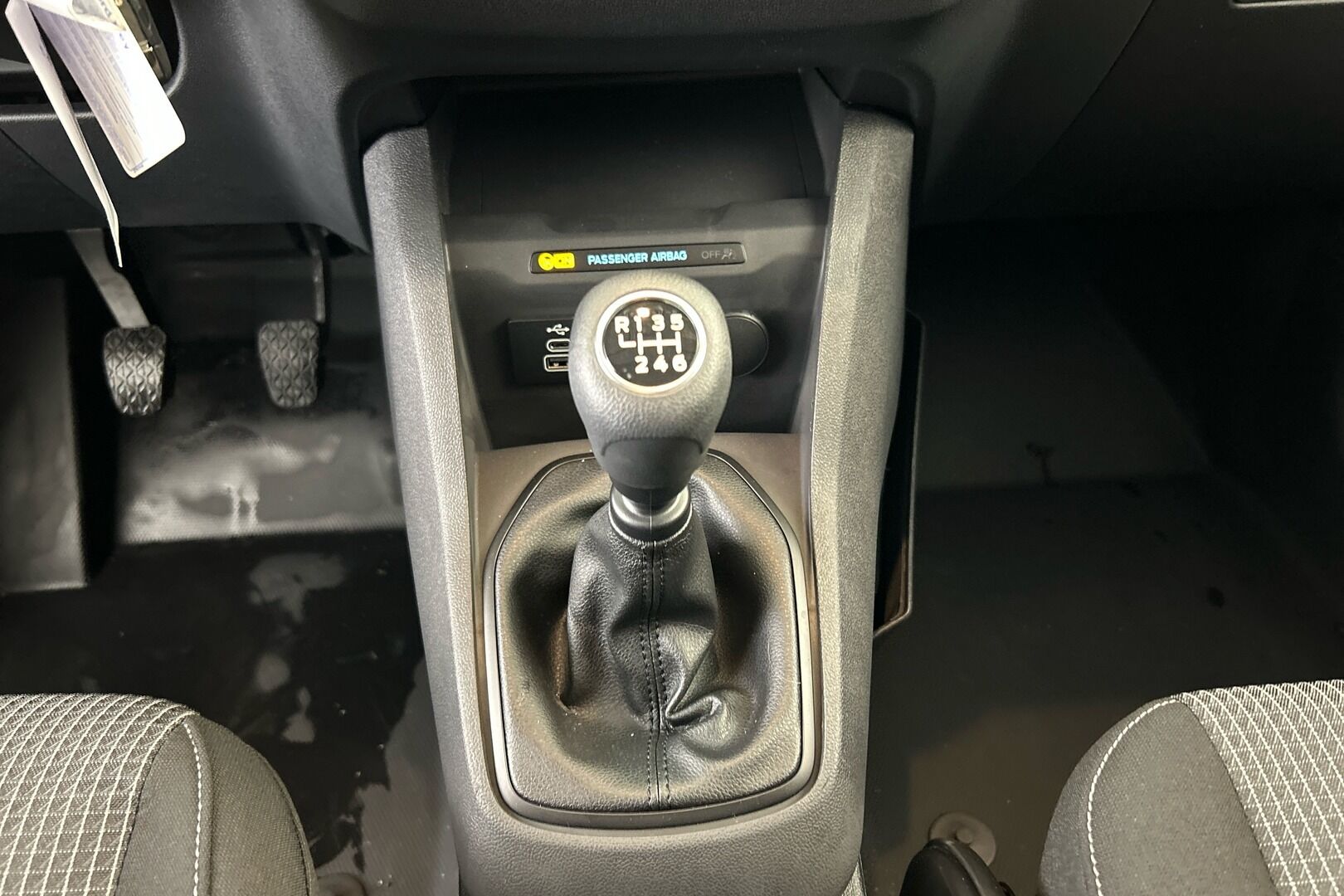Ford Transit Courier iso kuva 16