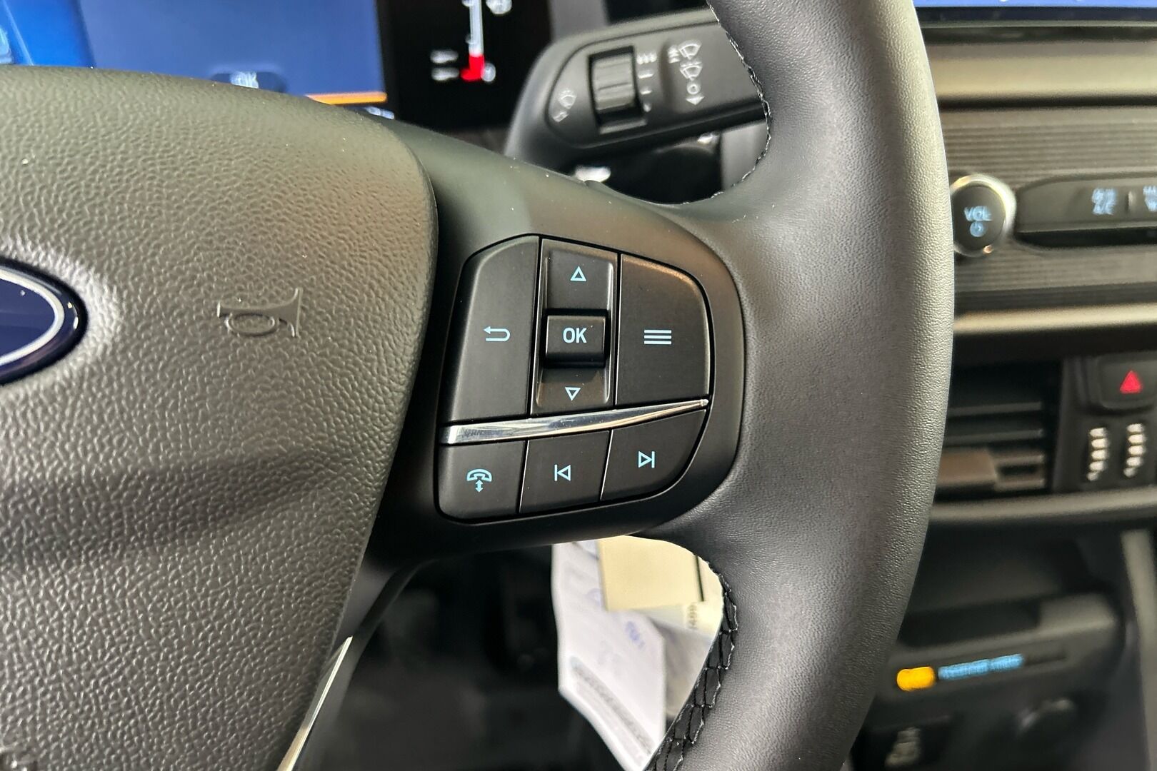 Ford Transit Courier iso kuva 18