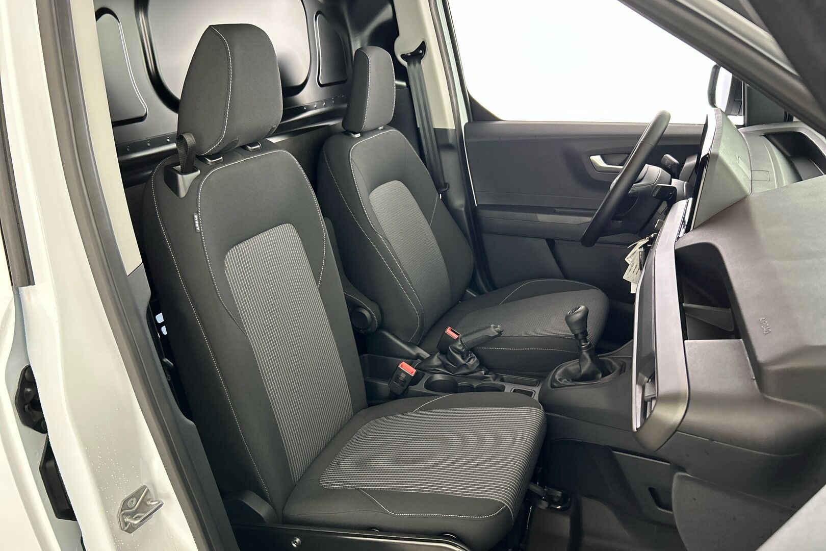 Ford Transit Courier iso kuva 20