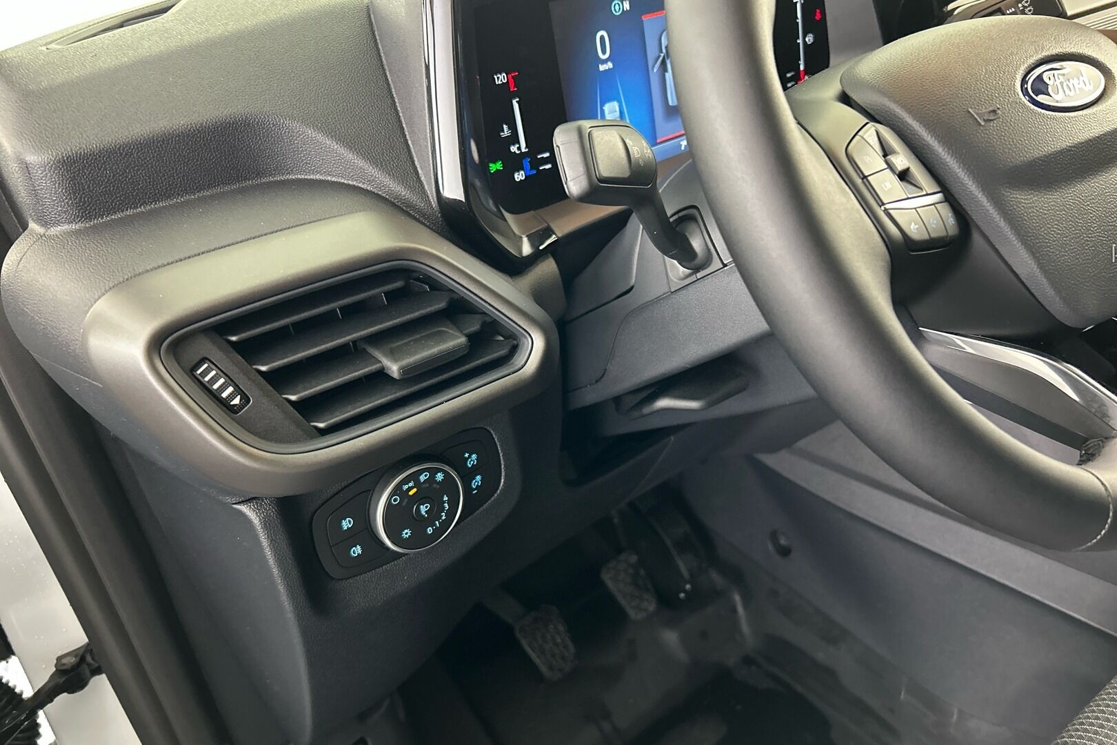 Ford Transit Courier iso kuva 22
