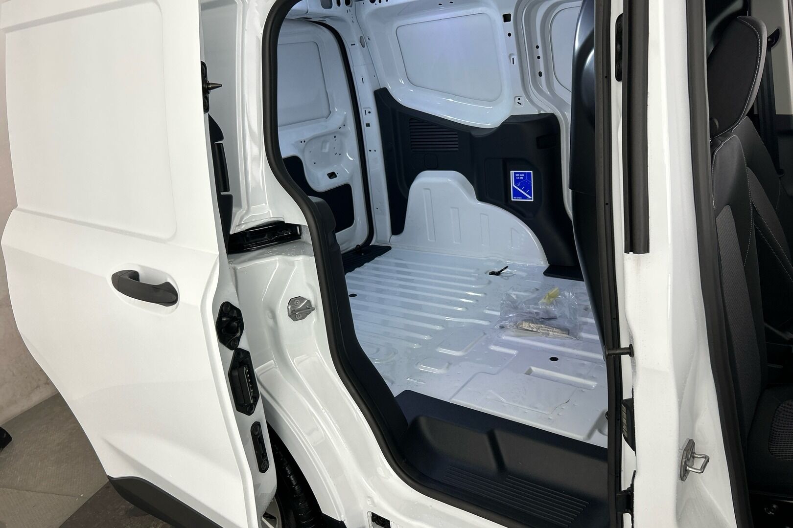 Ford Transit Courier iso kuva 23