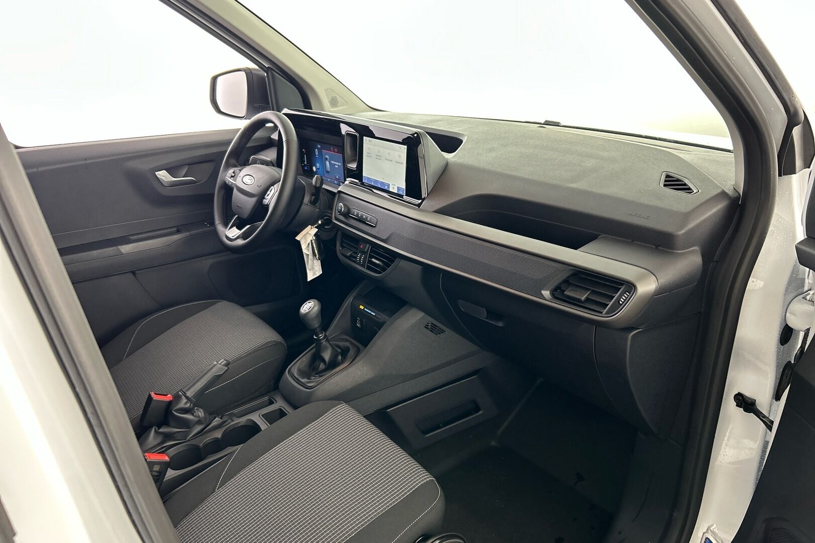 Ford Transit Courier iso kuva 25