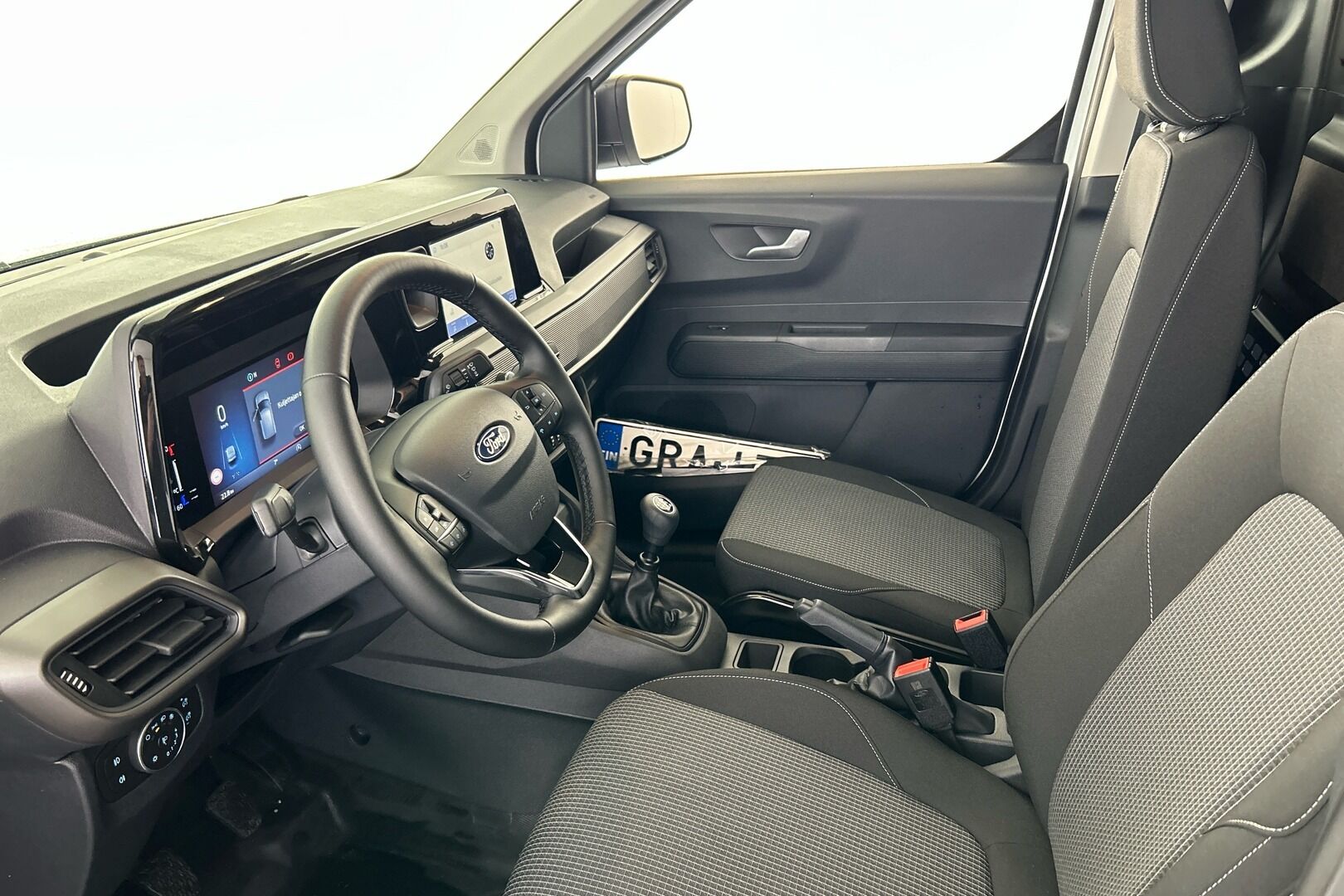 Ford Transit Courier iso kuva 7