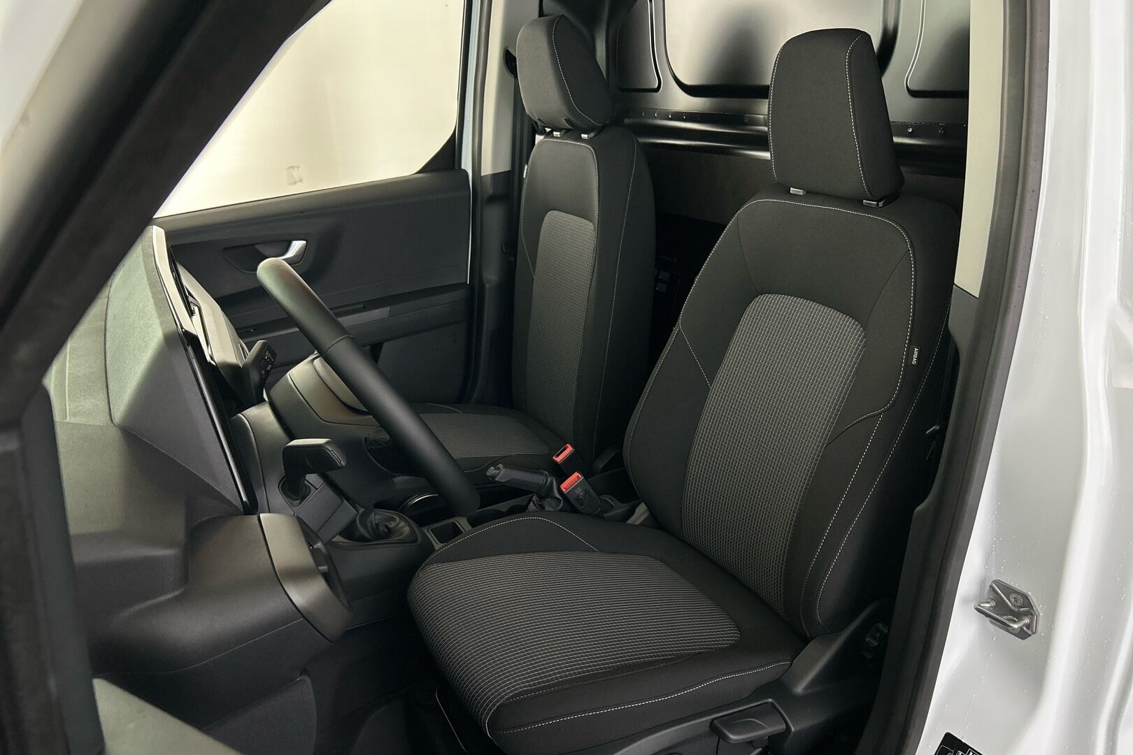 Ford Transit Courier iso kuva 8