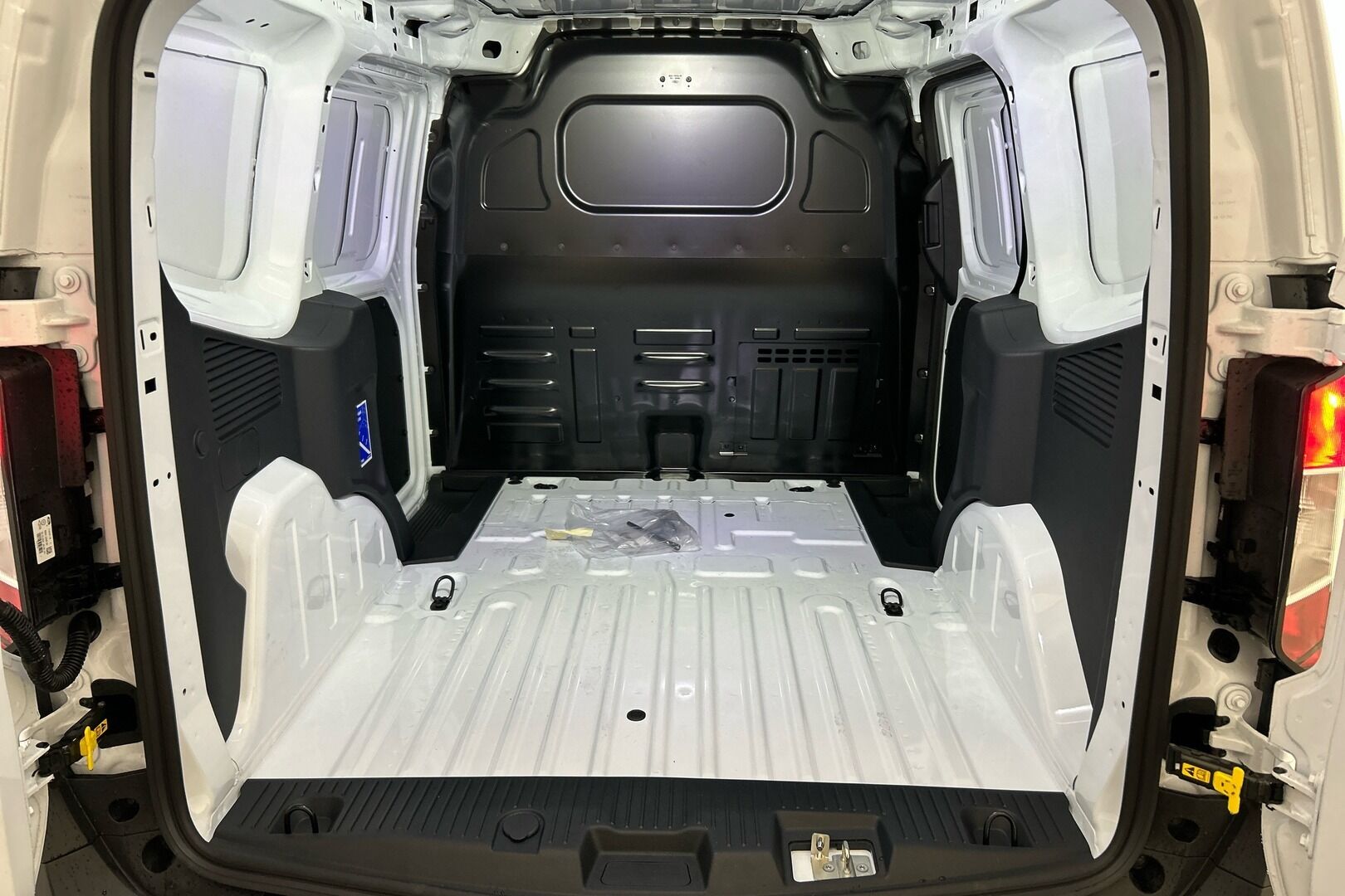 Ford Transit Courier iso kuva 9
