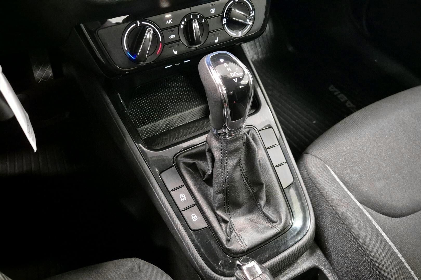 Skoda Fabia iso kuva 17