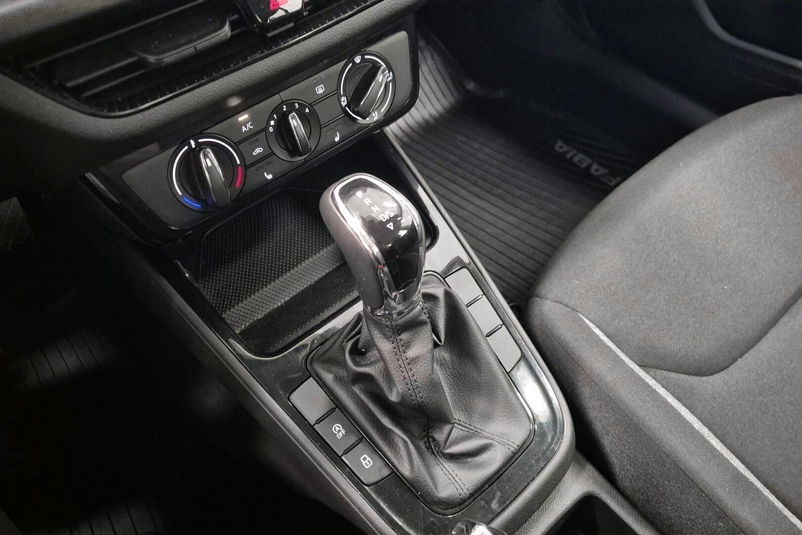 Skoda Fabia iso kuva 17
