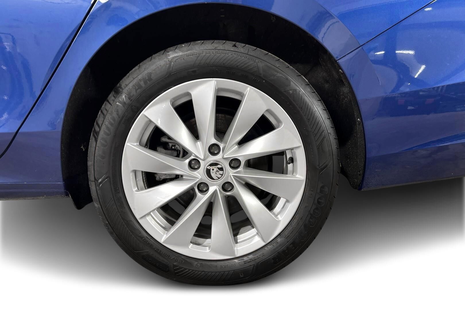 Skoda Superb iso kuva 10