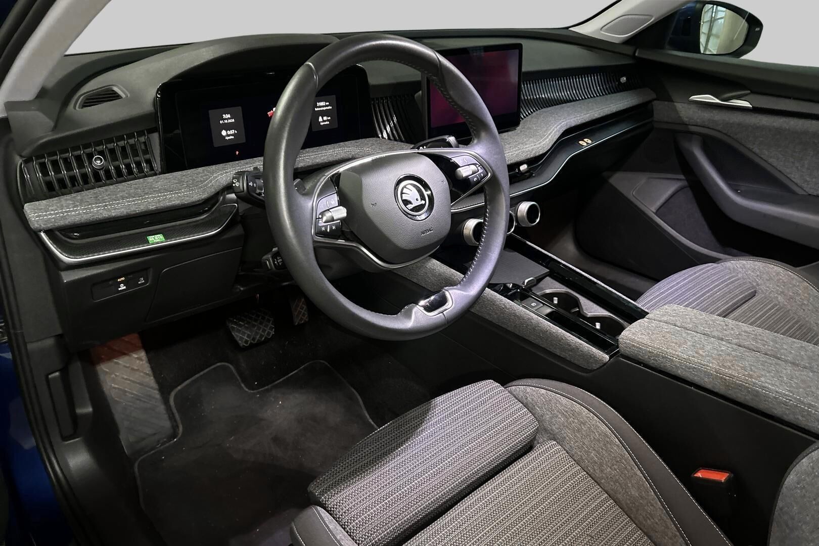Skoda Superb iso kuva 2