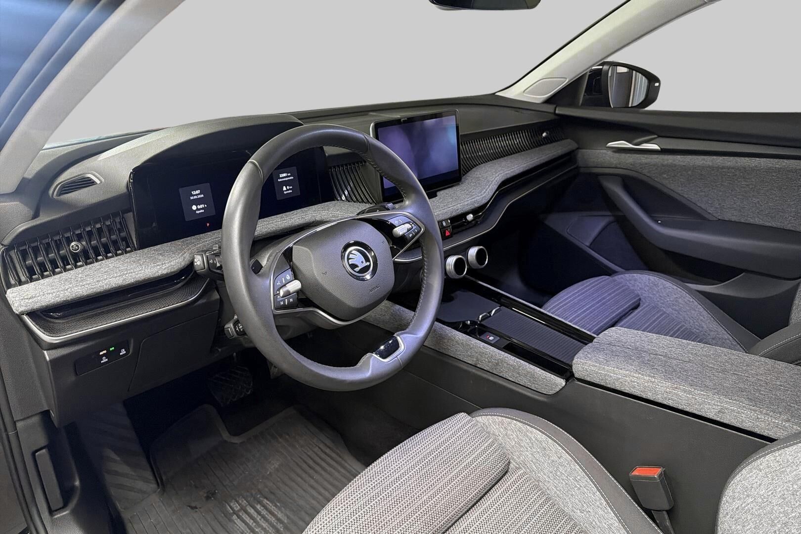 Skoda Superb iso kuva 8