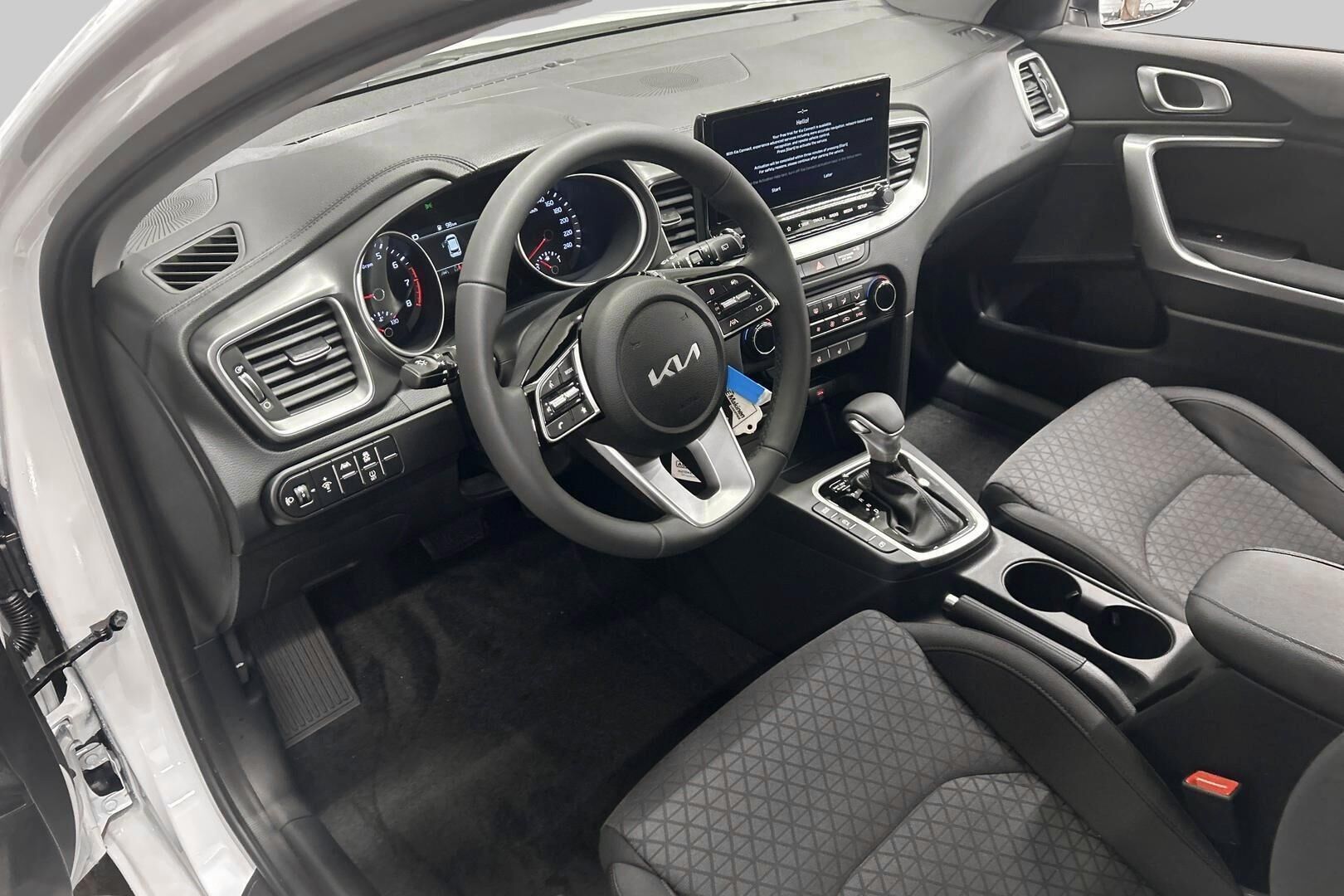 Kia Ceed iso kuva 8