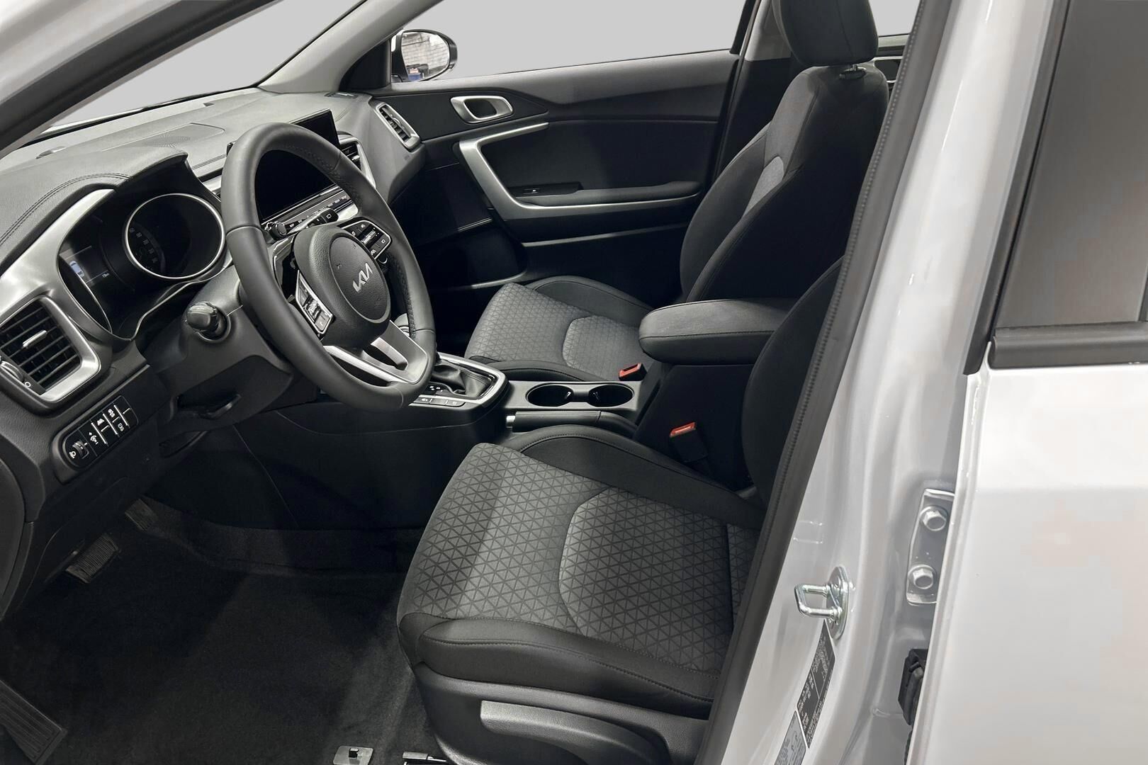 Kia Ceed iso kuva 8