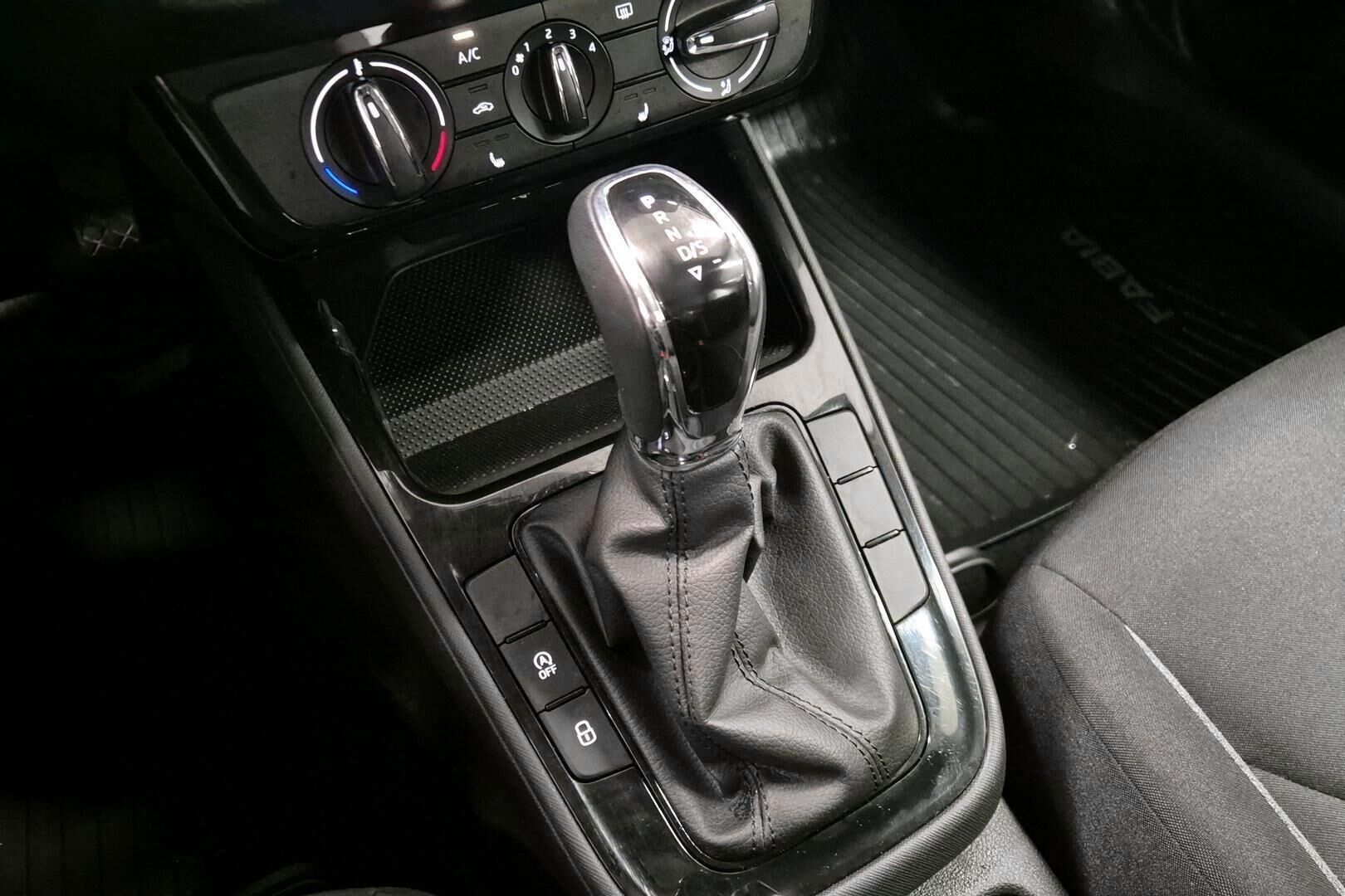 Skoda Fabia iso kuva 17