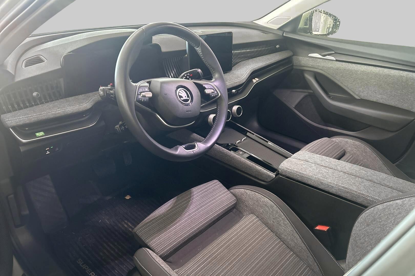 Skoda Superb iso kuva 2