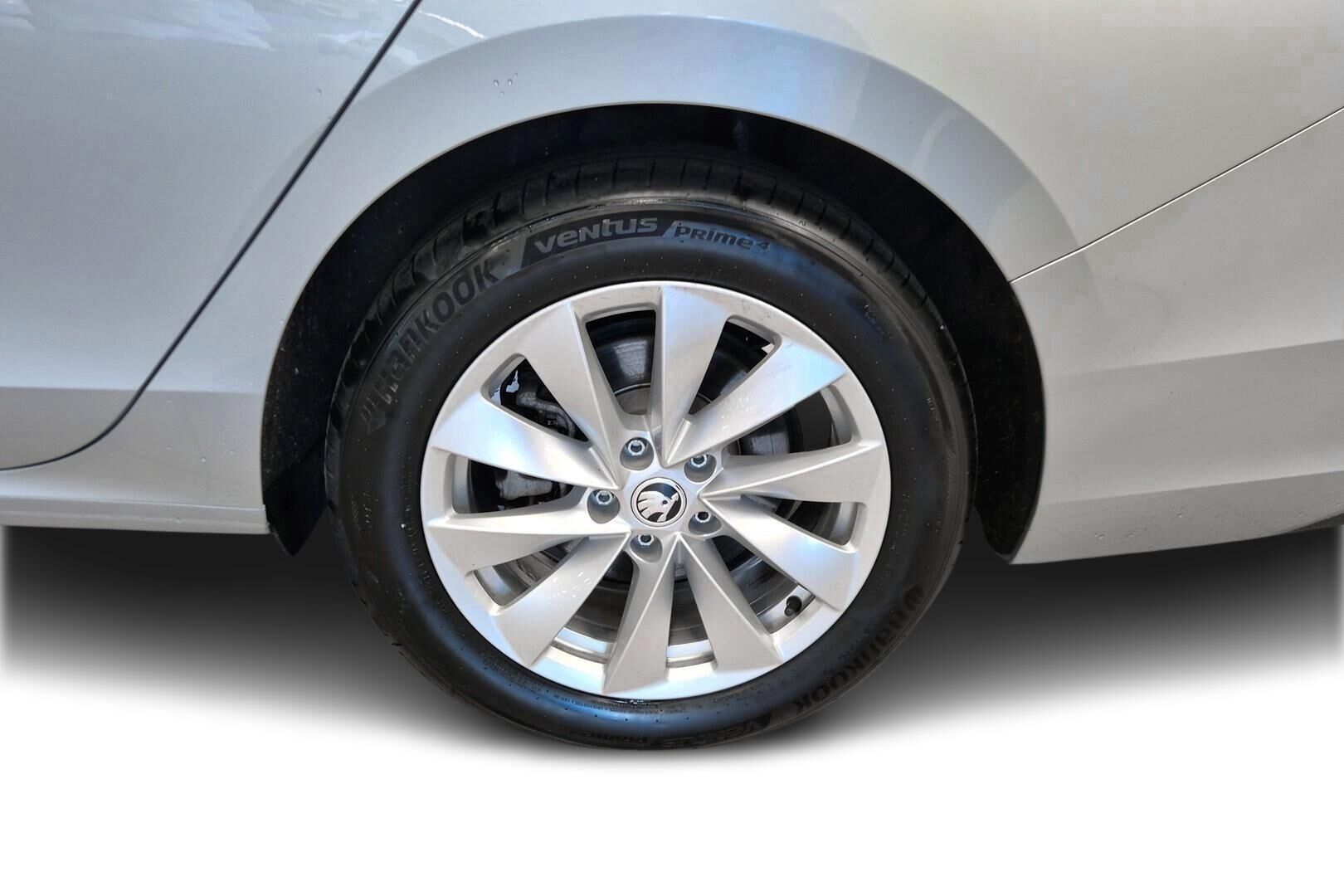 Skoda Superb iso kuva 13