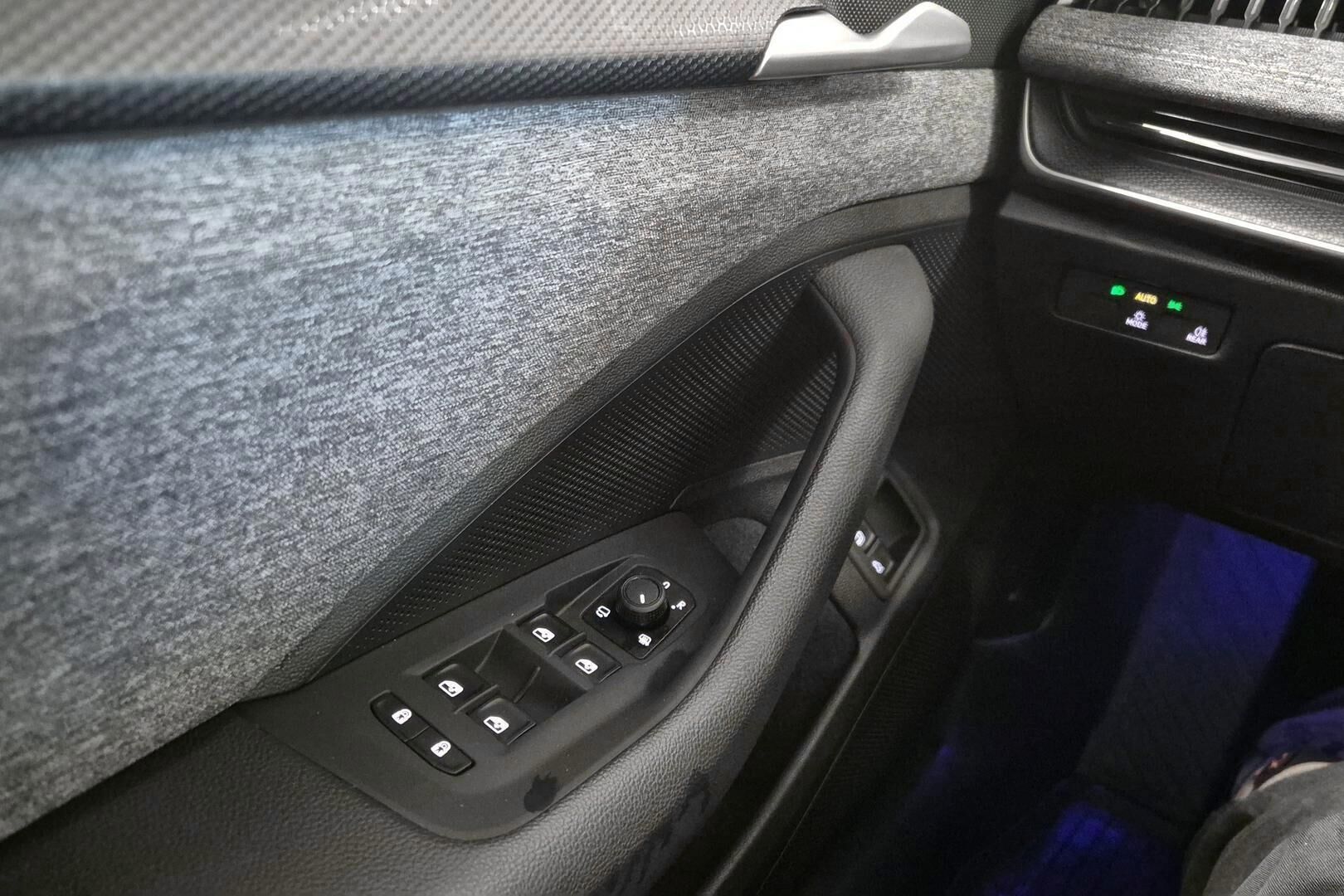 Skoda Superb iso kuva 19