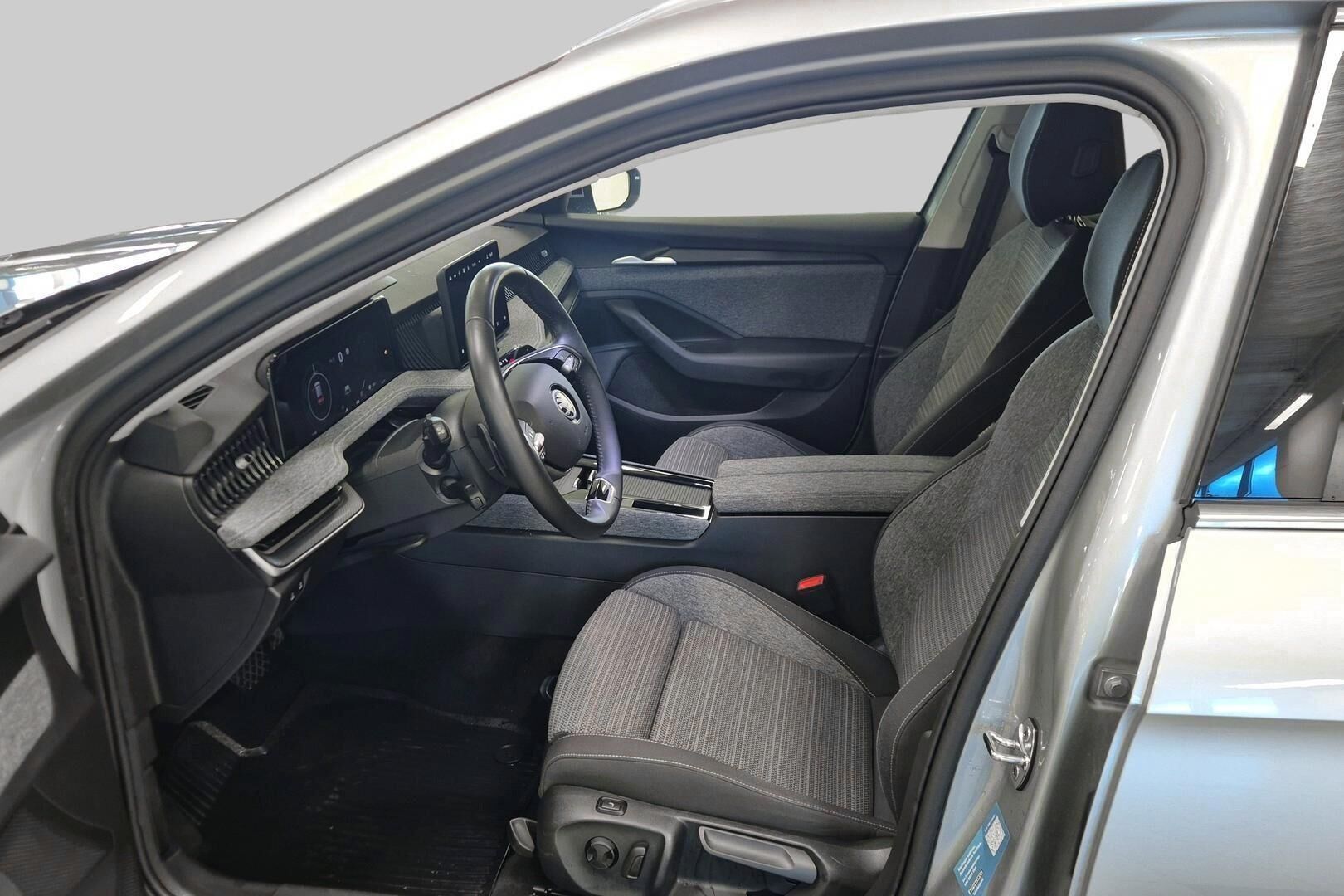 Skoda Superb iso kuva 9