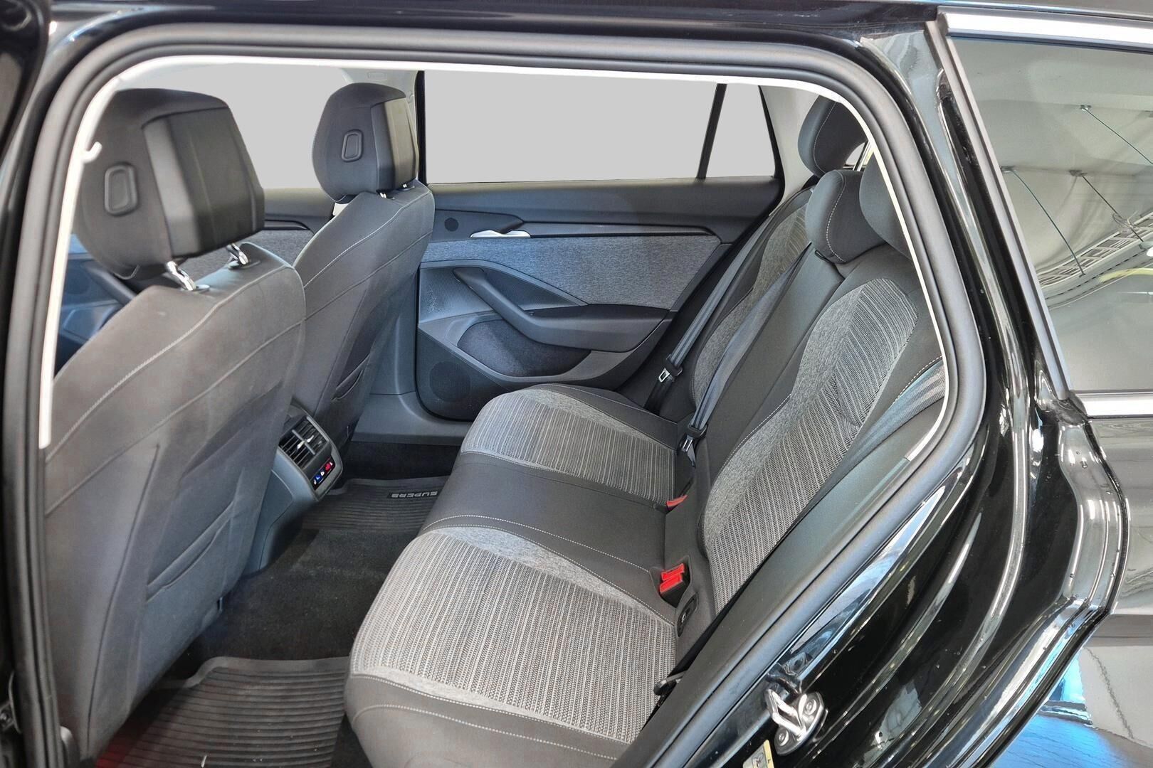 Skoda Superb iso kuva 10
