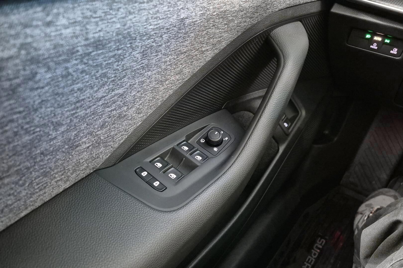 Skoda Superb iso kuva 19
