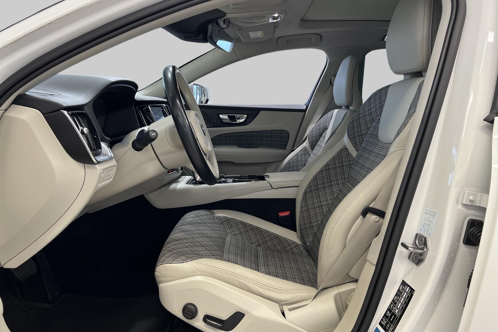 VOLVO V60 iso kuva 9