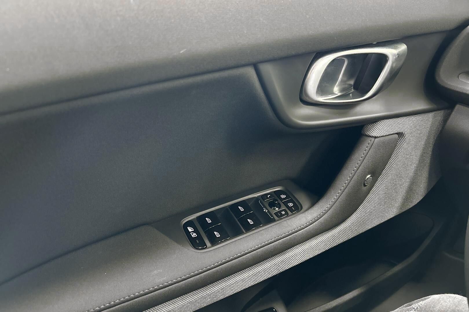 POLESTAR 2 iso kuva 17