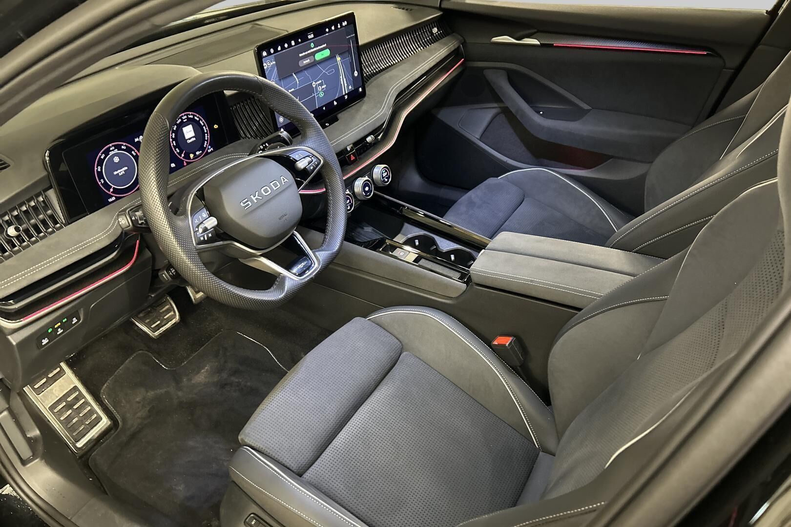 Skoda Superb iso kuva 8