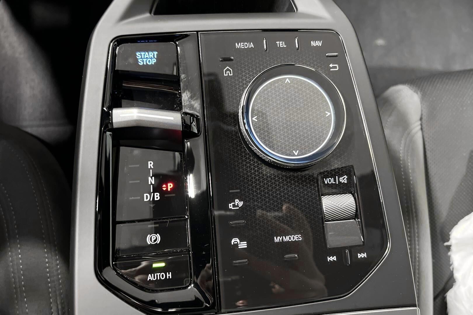 BMW iX iso kuva 13
