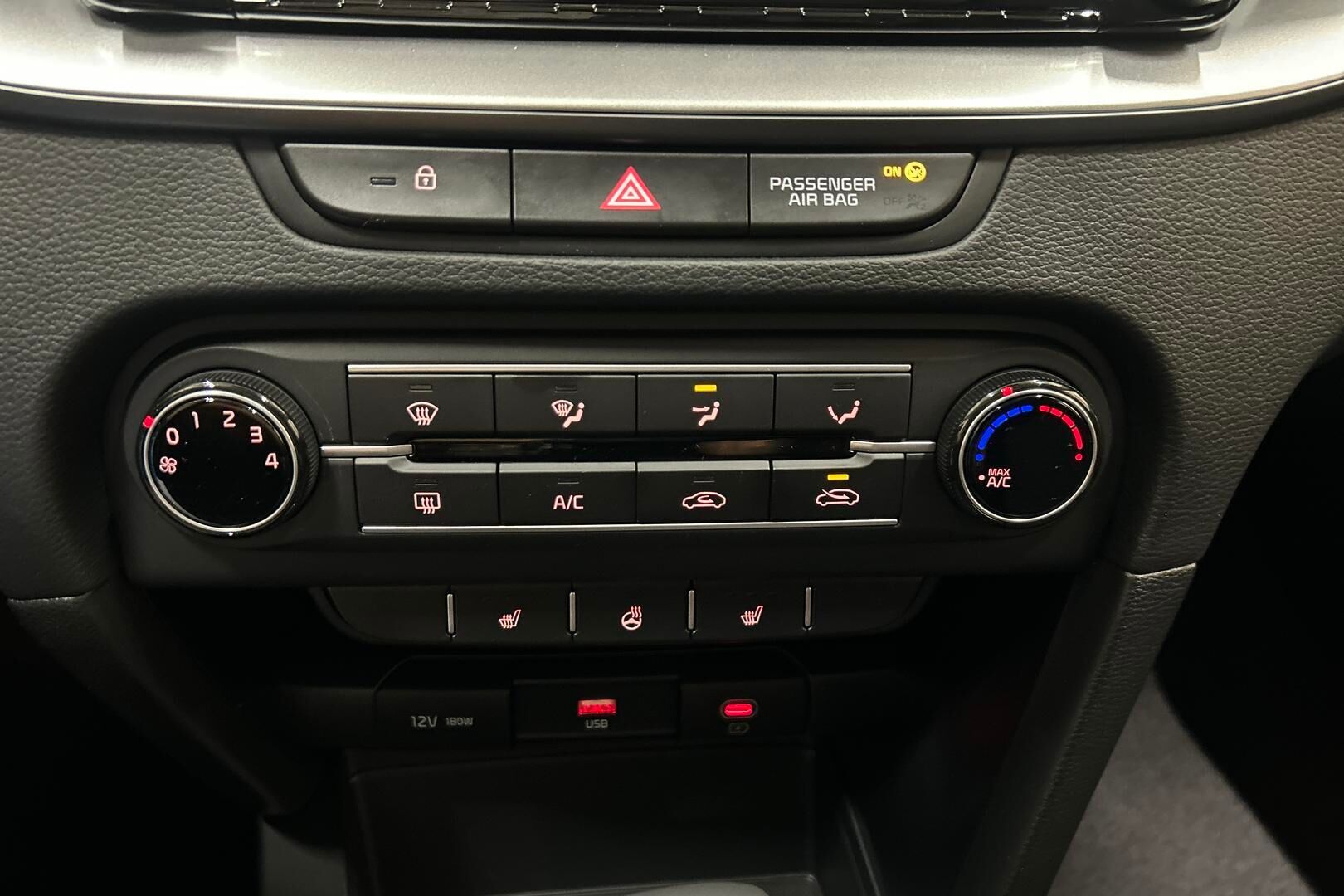 Kia Ceed iso kuva 18
