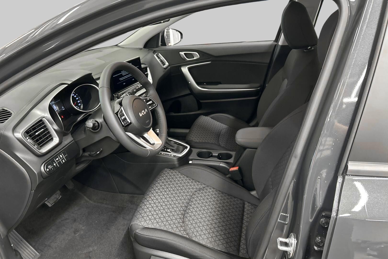 Kia Ceed iso kuva 8