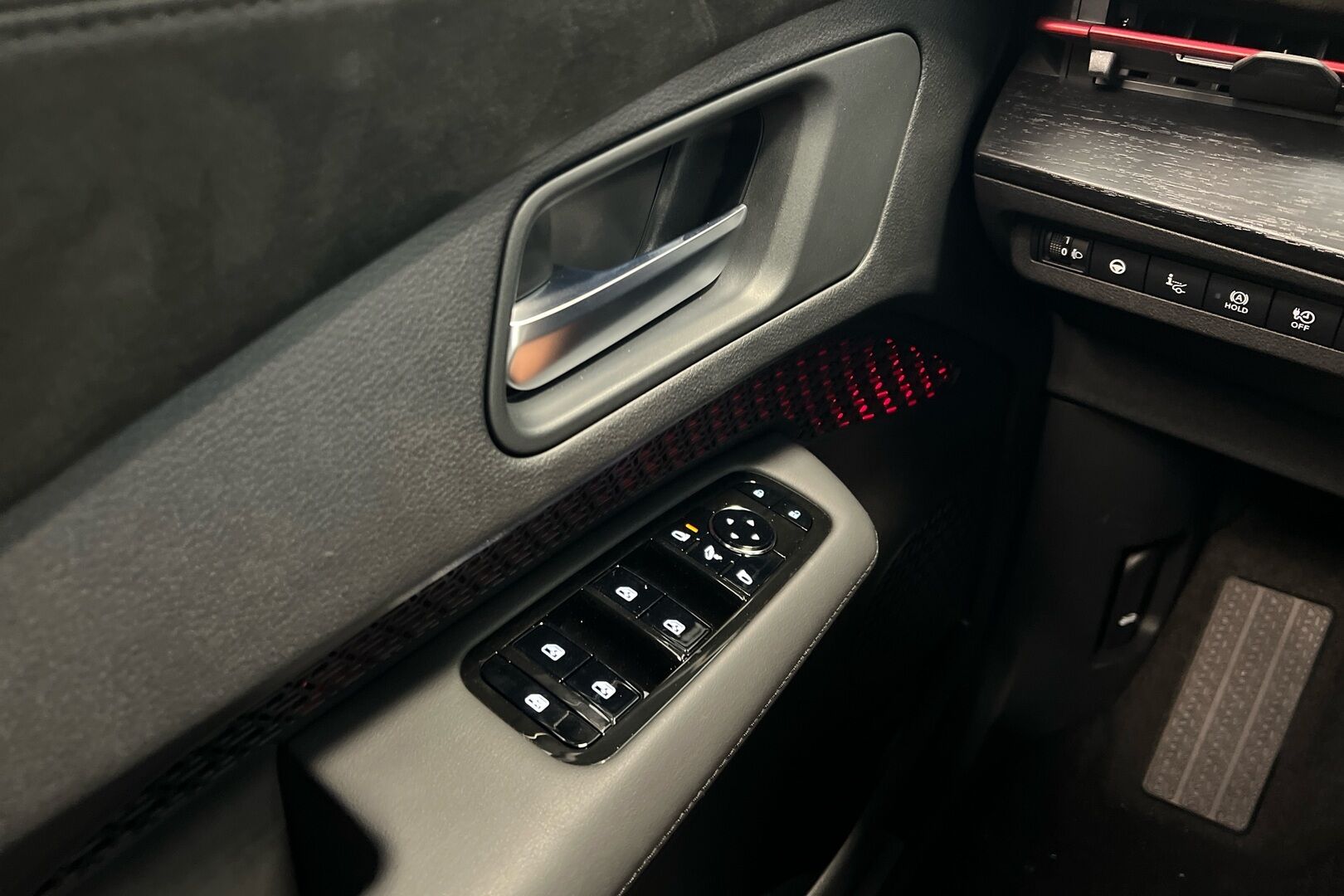 Nissan Ariya iso kuva 12