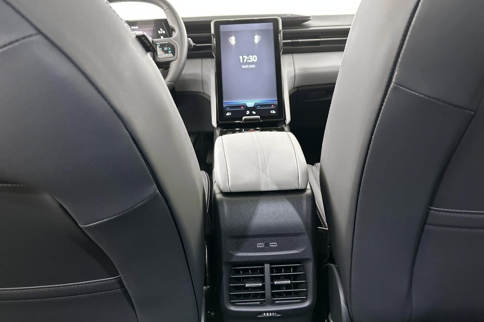 Ford Explorer iso kuva 32
