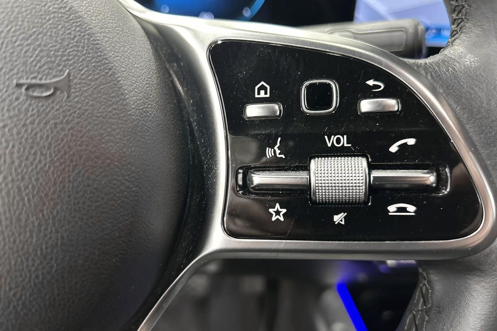 MERCEDES-BENZ EQB iso kuva 9