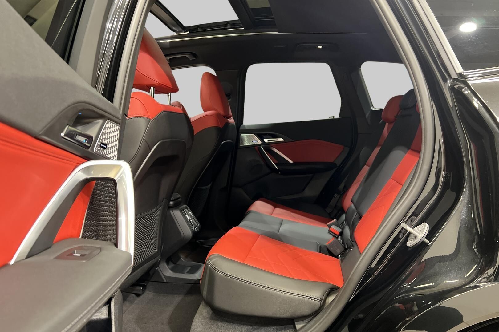BMW IX1 iso kuva 10