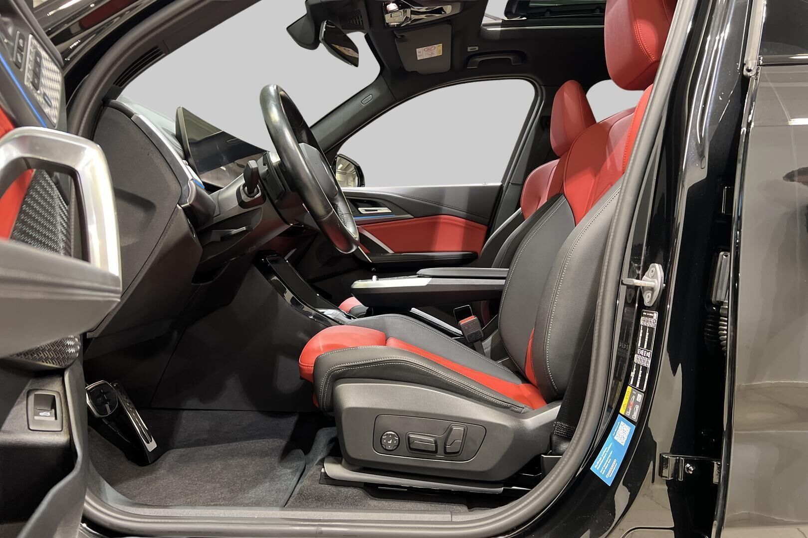 BMW IX1 iso kuva 9