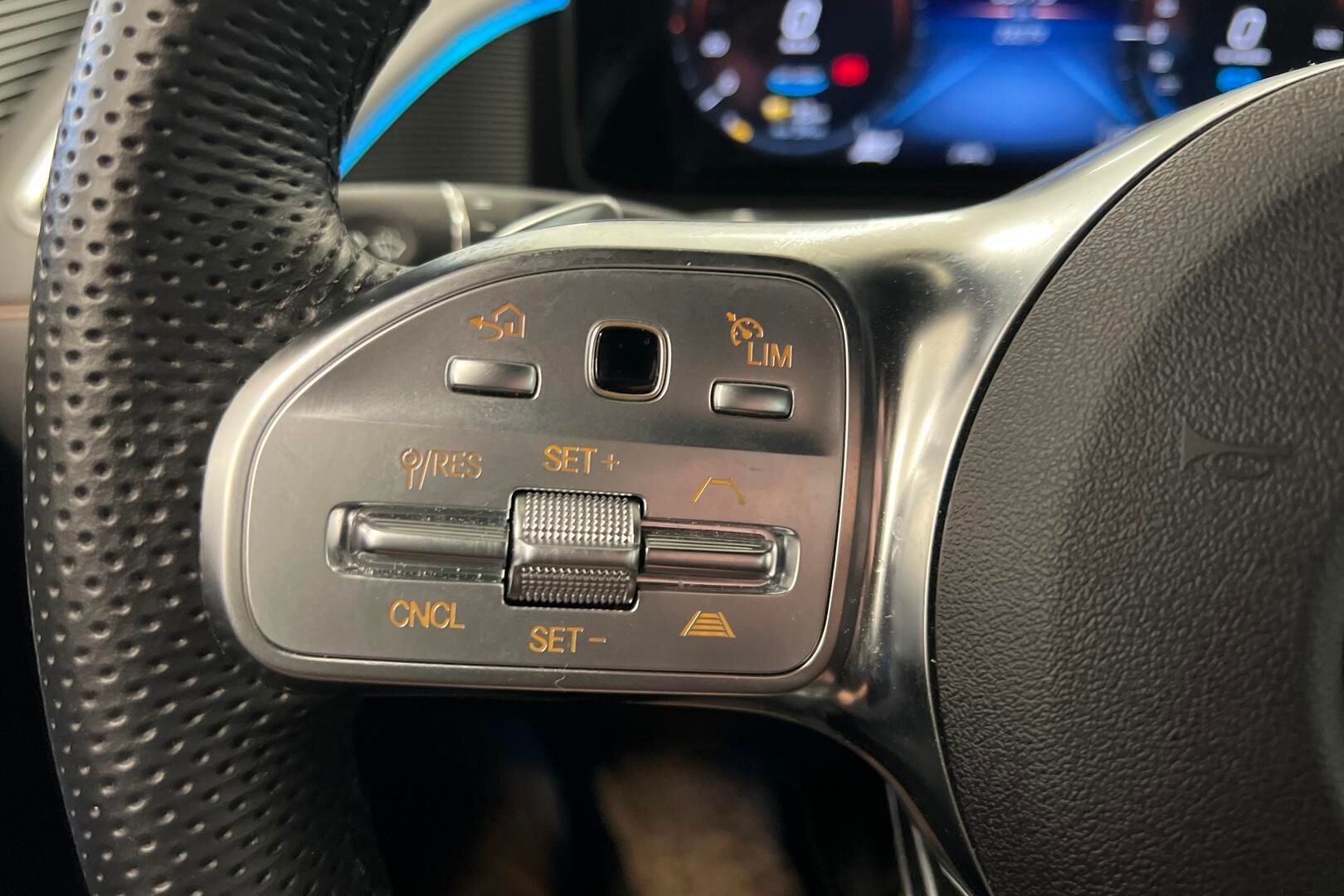 MERCEDES-BENZ EQC iso kuva 19