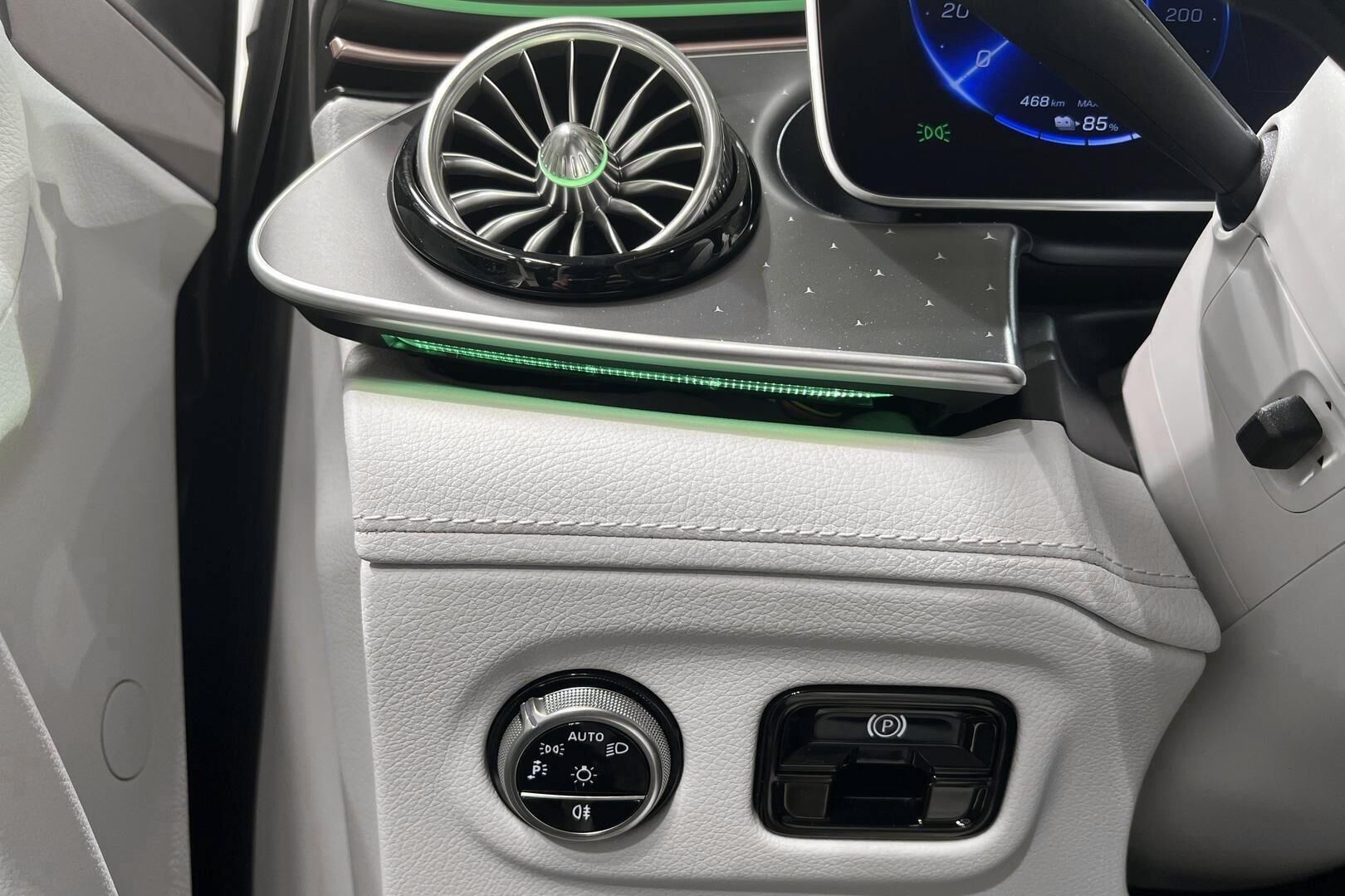 MERCEDES-BENZ EQE iso kuva 29