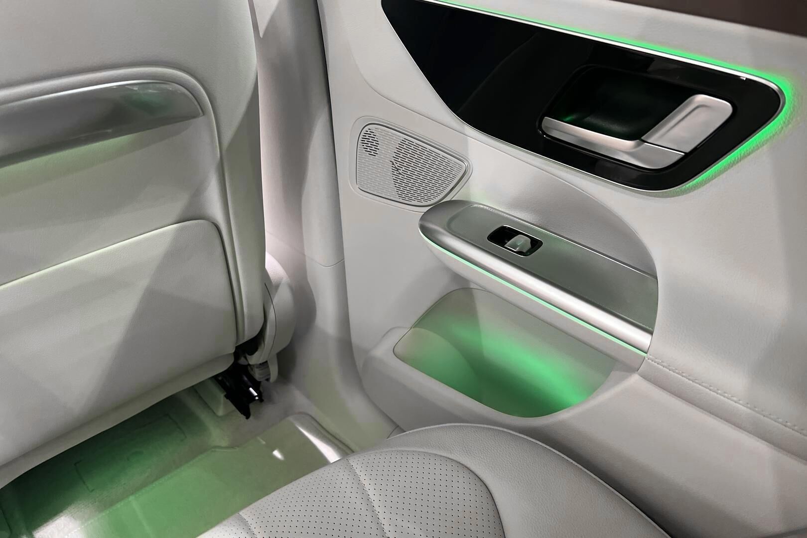 MERCEDES-BENZ EQE iso kuva 38