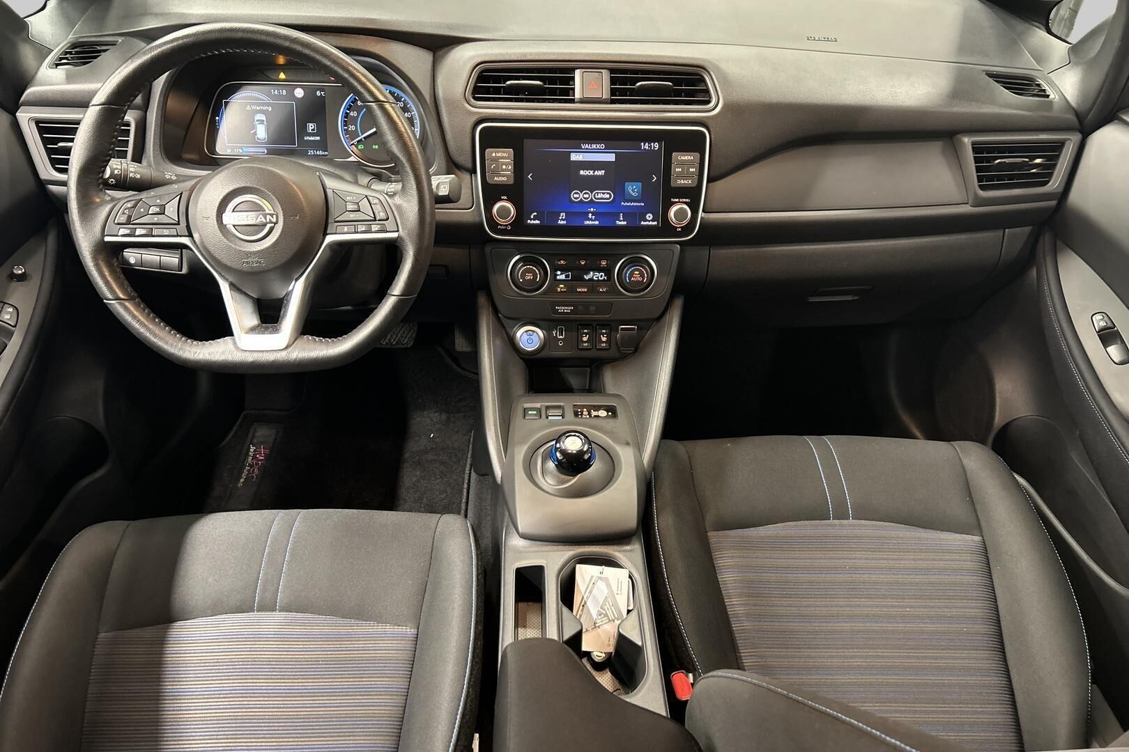 NISSAN LEAF iso kuva 10