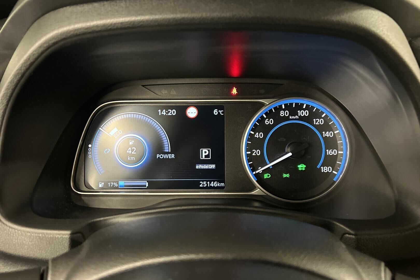 NISSAN LEAF iso kuva 14