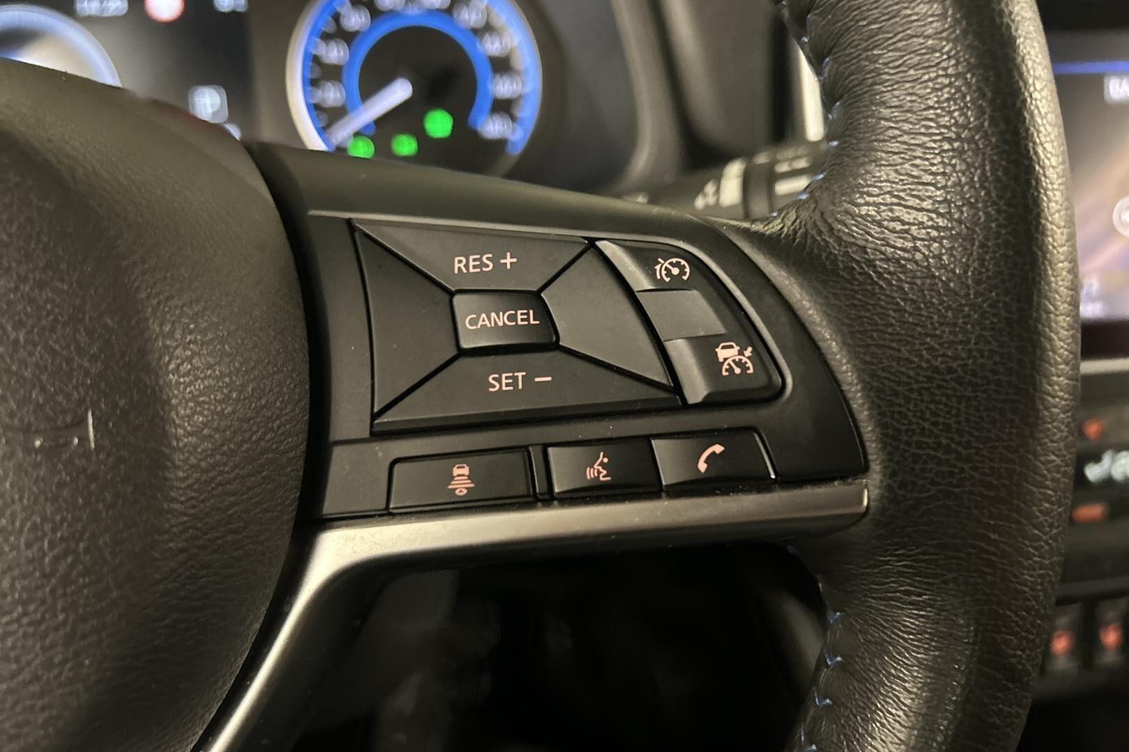 NISSAN LEAF iso kuva 15