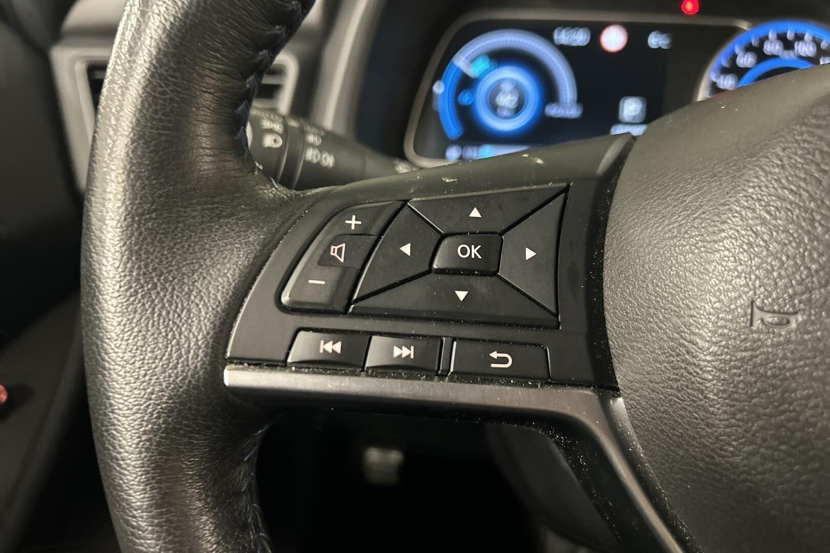 NISSAN LEAF iso kuva 16