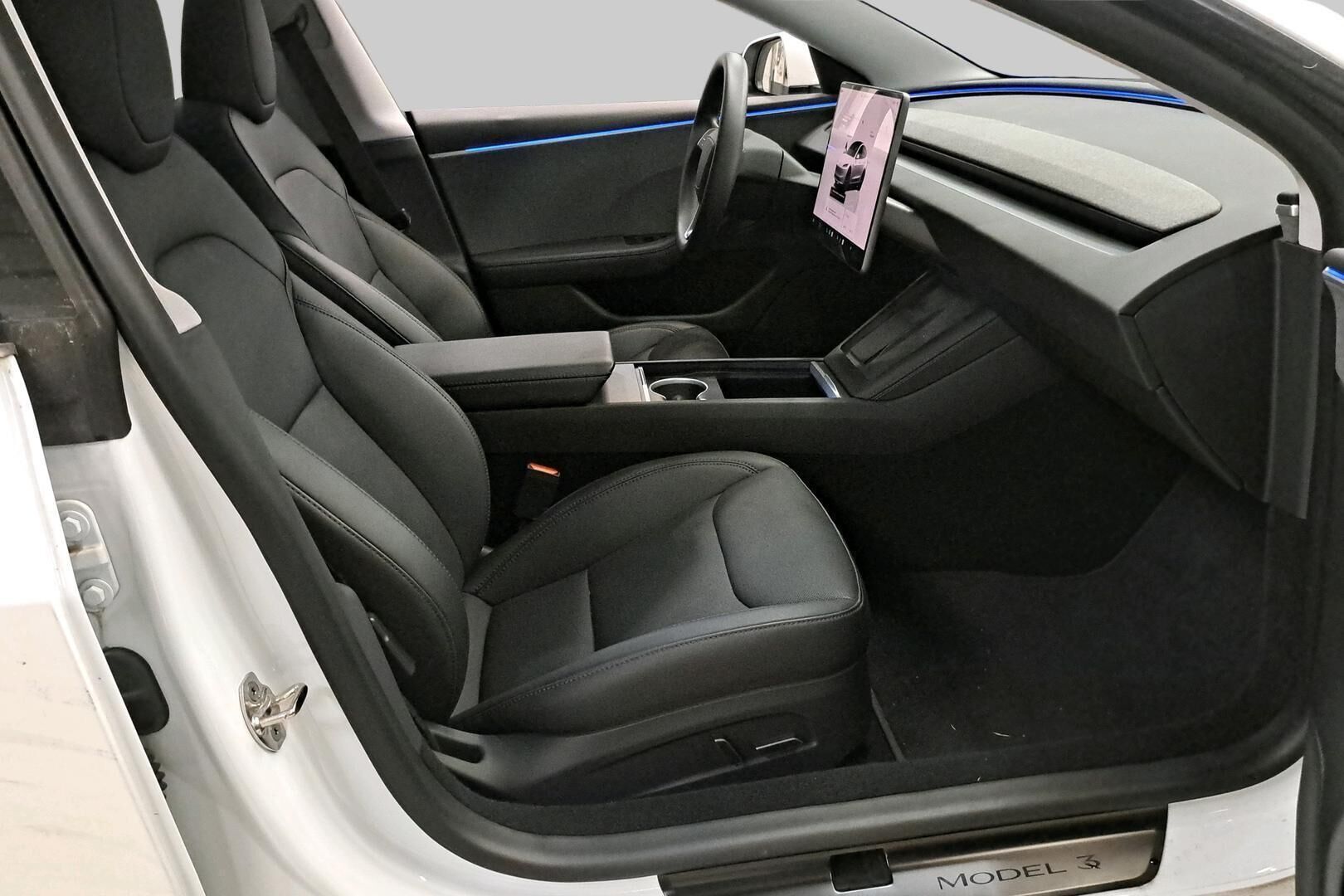 TESLA MODEL 3 iso kuva 4