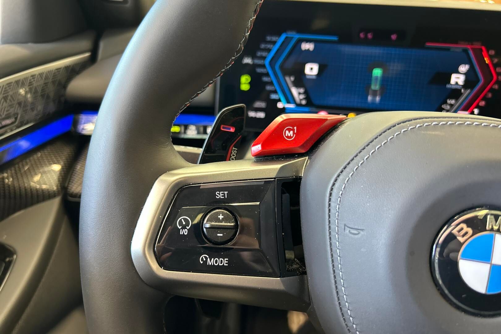 BMW M5 iso kuva 10