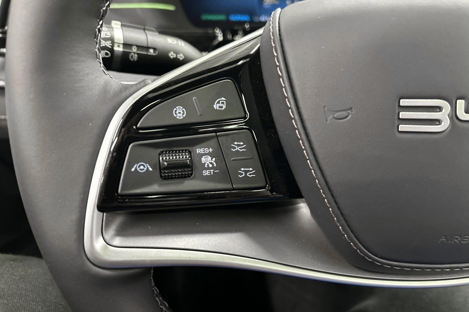 BYD Tang iso kuva 16