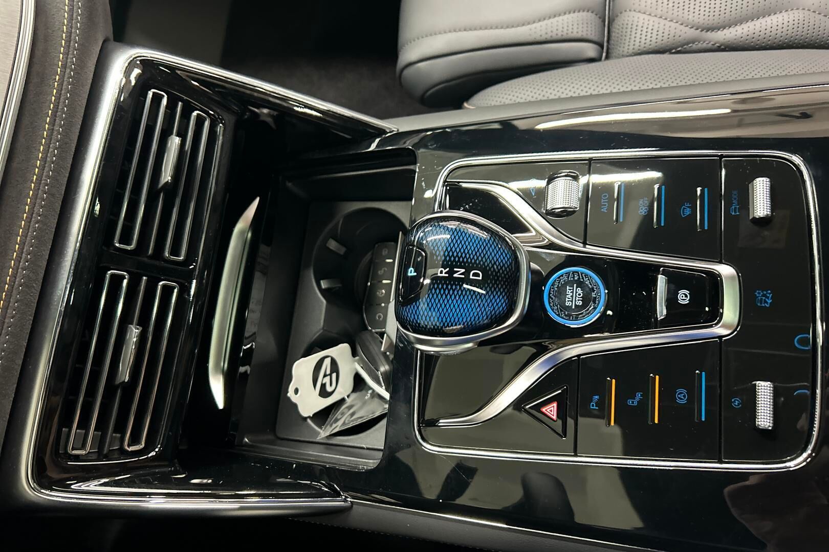 BYD Tang iso kuva 18