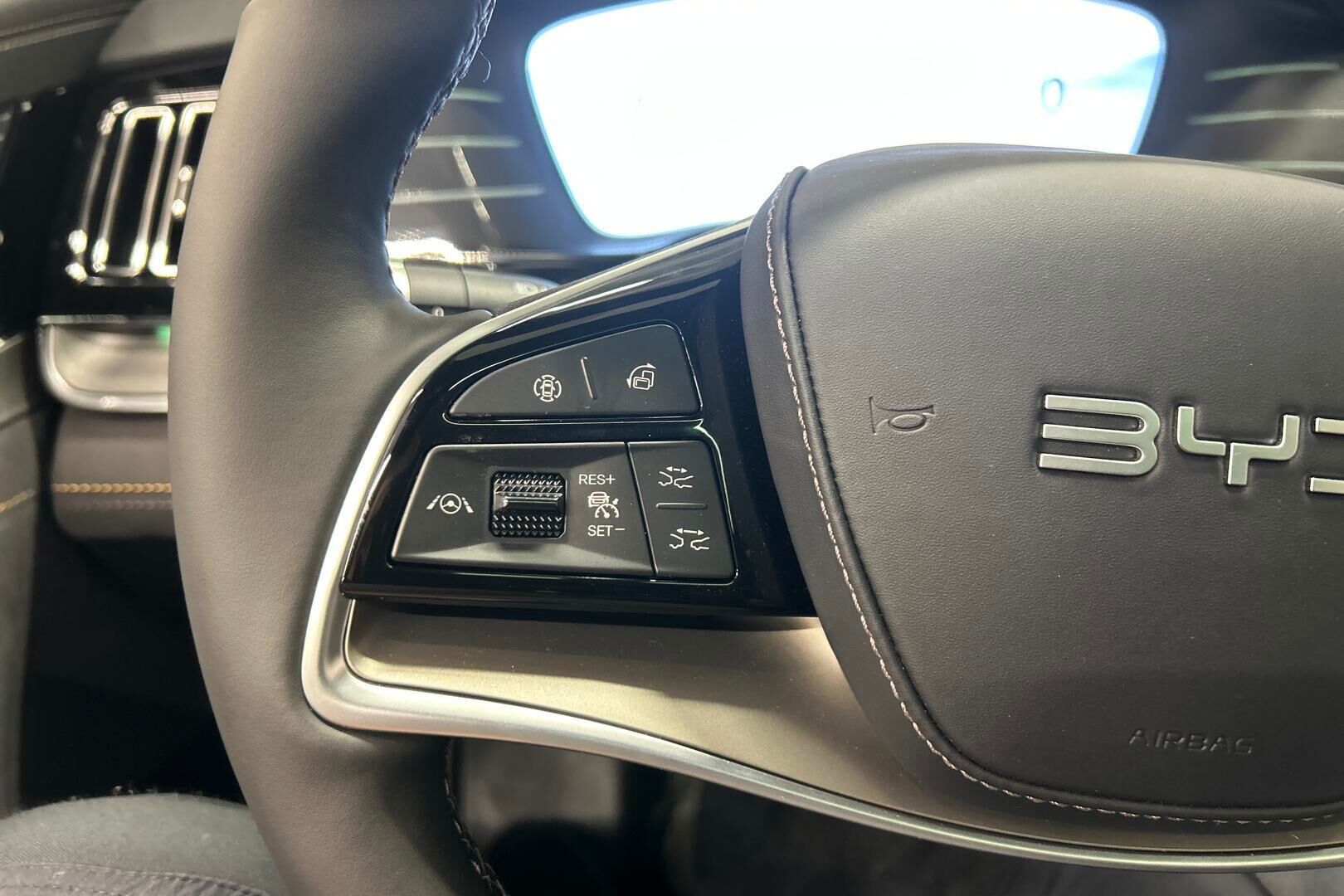 BYD Tang iso kuva 10