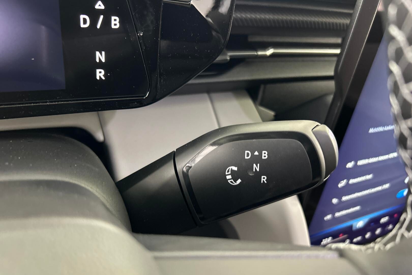 Ford Explorer iso kuva 25